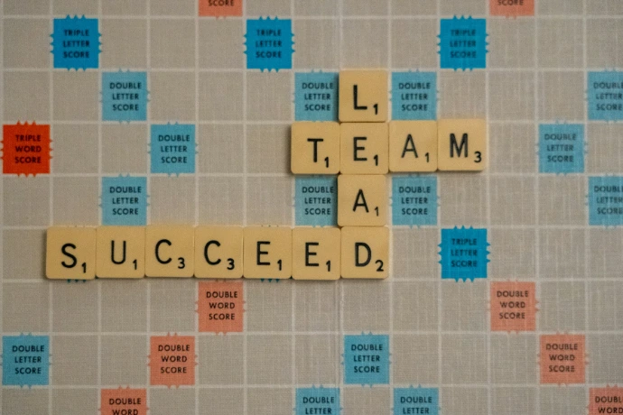 durcheinandergebrachte Scrabble-Buchstaben mit Wörtern darauf